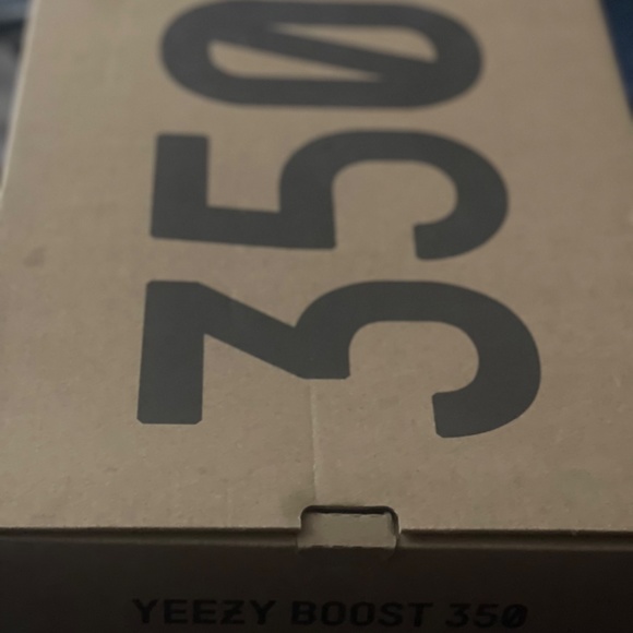 YEEZŸ 350 boost V2 belugas reflective main image 6